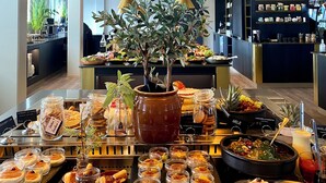 朝食、ランチ、ディナーに営業