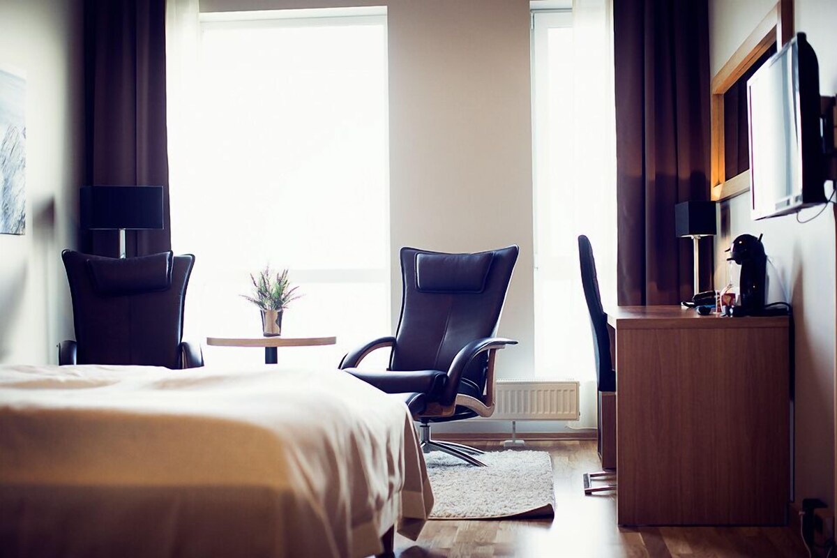 Escritorio, cortinas blackout y tabla de planchar con plancha 
