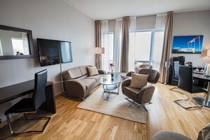 مكتب وستائر تعتيم ومكواة/لوح كي وواي فاي مجانًا