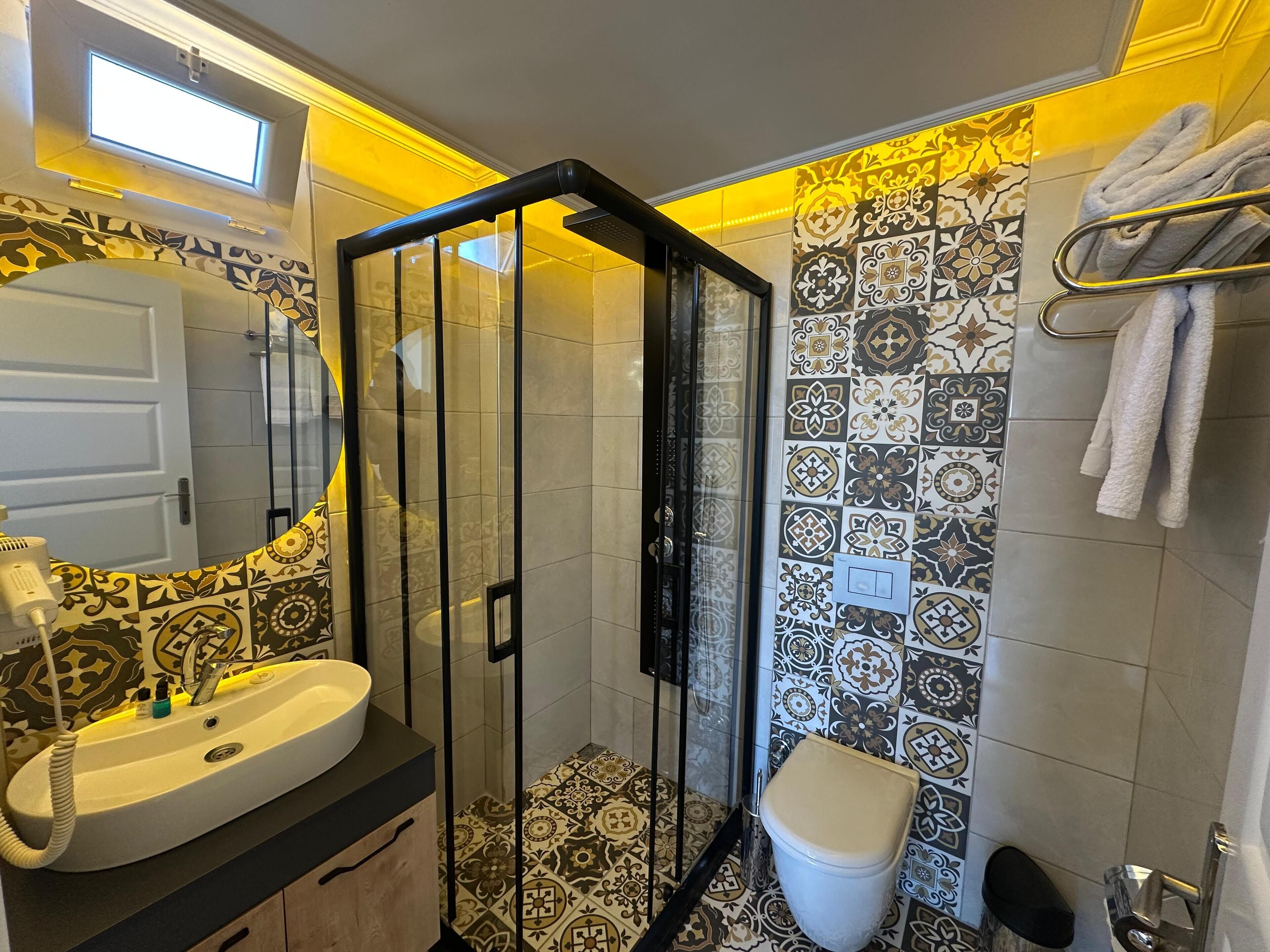 deluxe room | bathroom | shower, free toiletries, hair dryer, towels
