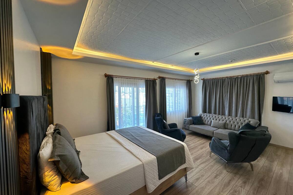 deluxe room | 1 bedroom, desk, soundproofing, iron/ironing board