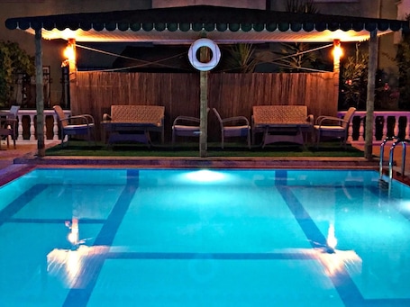 Una piscina al aire libre de temporada