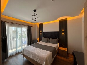 Kamar Double Standar | Meja kerja, kedap suara, setrika/meja setrika, dan Wi-Fi gratis