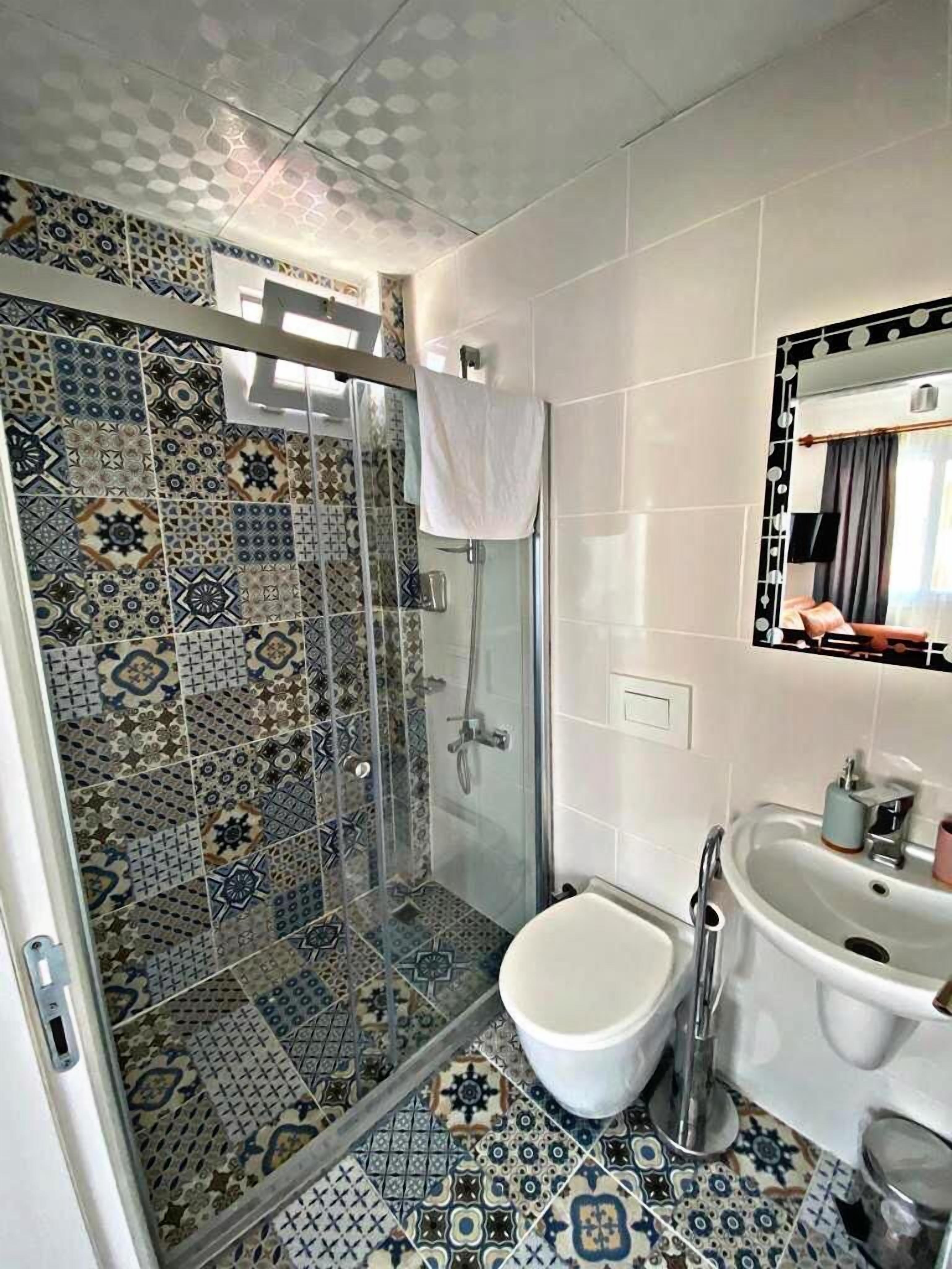 deluxe room | bathroom | shower, free toiletries, hair dryer, towels