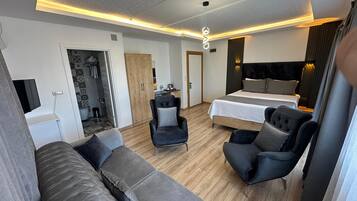 Deluxe Room | Desk, soundproofing, iron/ironing board, free WiFi