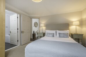 3 Schlafzimmer, Schreibtisch, Bügeleisen/Bügelbrett, Reisekinderbett