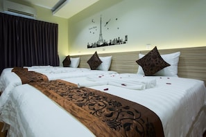Una habitación de hotel con dos camas, un cuadro de arte urbano en la pared y un corredor decorativo marrón.