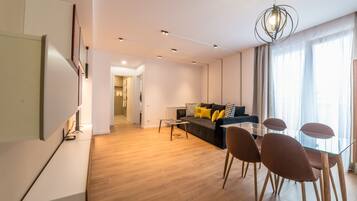 Apartemen, 1 kamar tidur, balkon | Ruang keluarga | TV layar datar