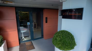 Vista frontal de la propiedad