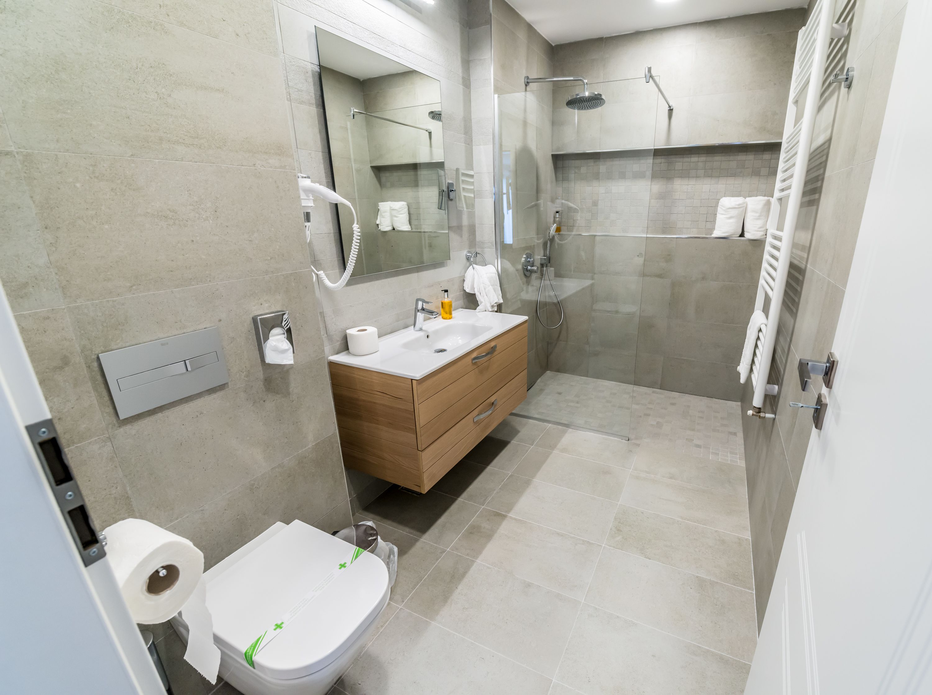 Un baño moderno con inodoro, lavabo y ducha.