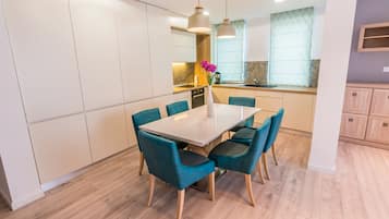 Apartamento estándar, 2 habitaciones, balcón | Servicio de comidas en la habitación