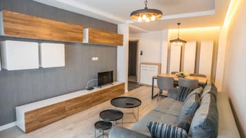 Apartamento estándar, 1 habitación, balcón | Sala de estar | Televisión de pantalla plana de 60 cm con canales por cable