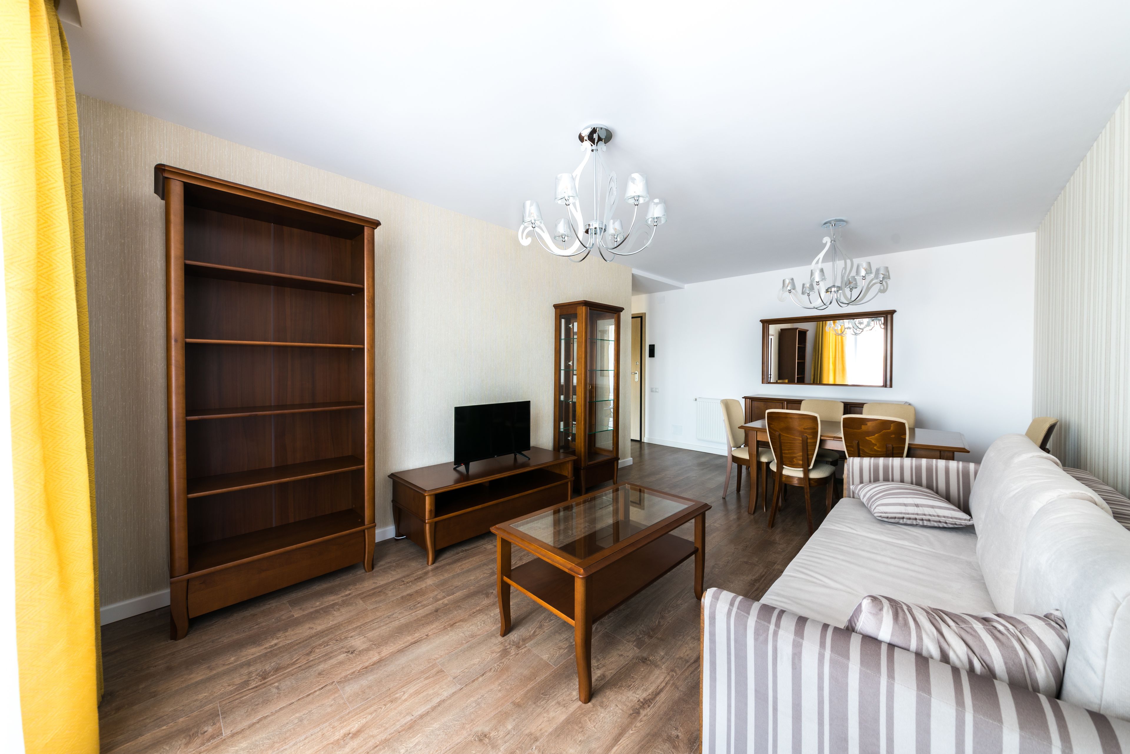 Departamento estándar, 1 habitación, balcón | Sala de estar | Televisión de pantalla plana de 60 cm con canales por cable 