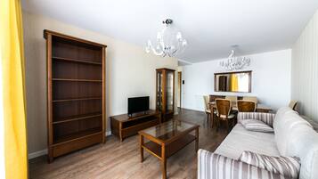 Departamento estándar, 1 habitación, balcón | Sala de estar | Televisión de pantalla plana de 60 cm con canales por cable