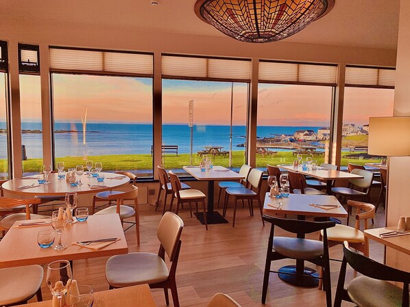 Lunch and dinner served, local cuisine - Bayview Hotel (Bushmills)