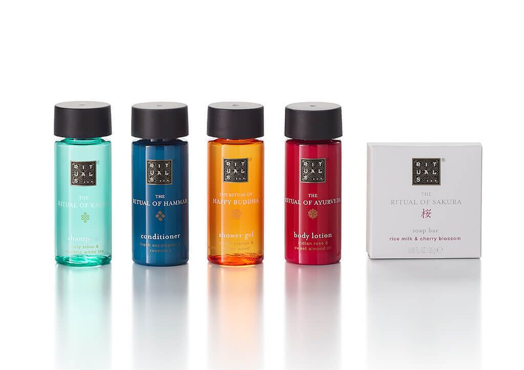 Vier Produkte aus der Rituals Sakura Linie und eine Seifenschachtel.