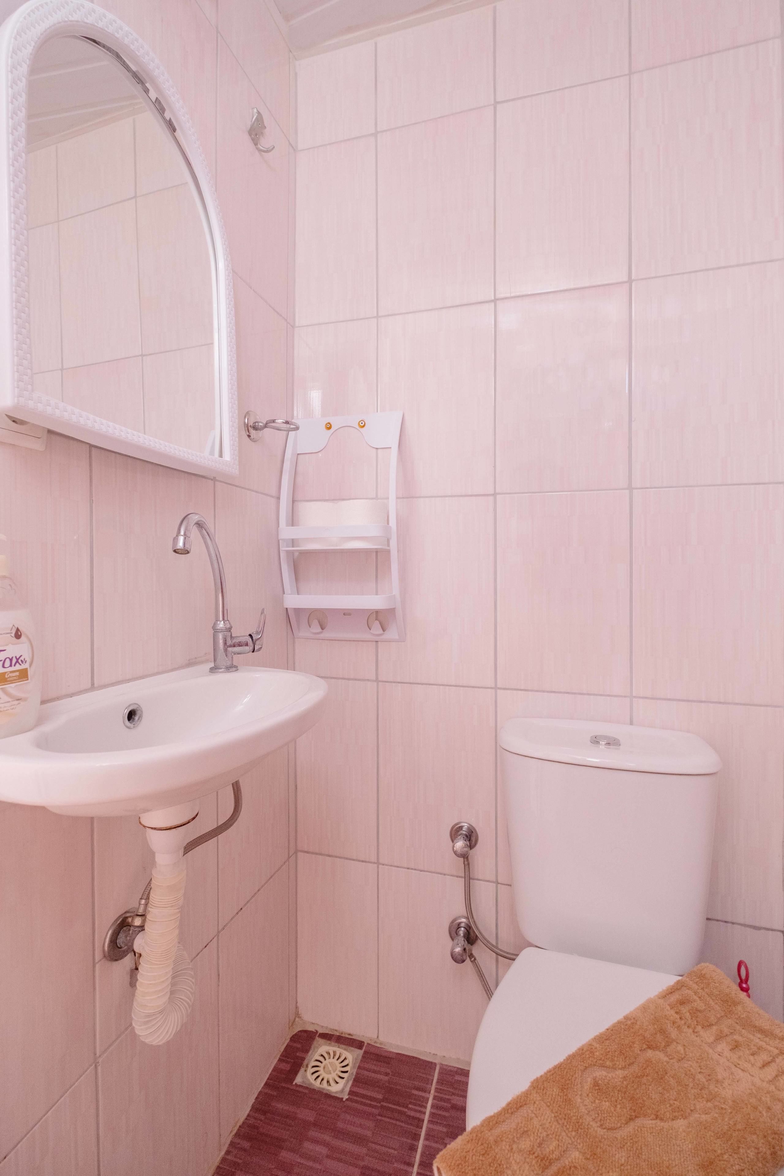standard single room | bathroom | shower, free toiletries, hair dryer, slippers