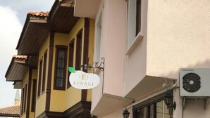 Ein Hotel namens EFSALI, mit einem Schild, einer Straßenlaterne und einem parkenden Fahrzeug.