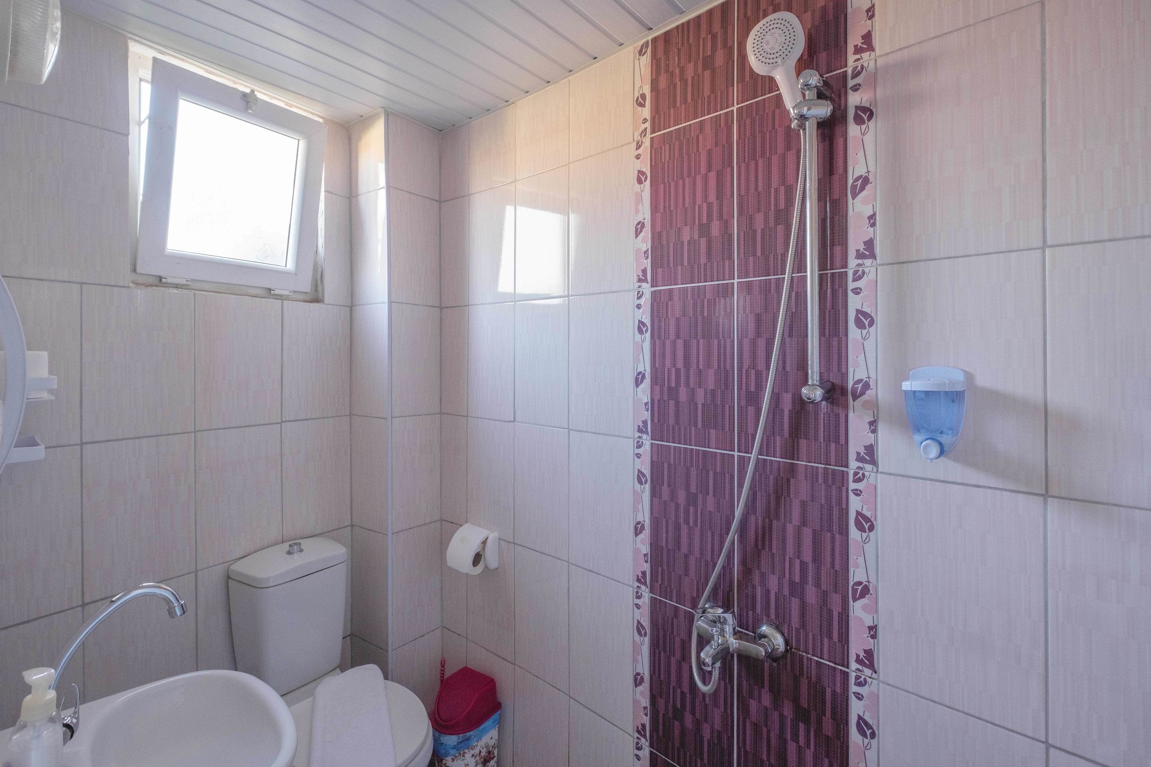economy double room | bathroom shower