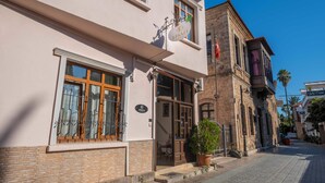 Ein Gebäude mit einem Schild für 'Efsali Hotel' und traditioneller Architektur, mit einer Ziegel-Fassade und einem Balkon.