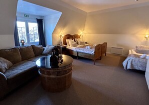 Escritorio, cortinas blackout y tabla de planchar con plancha 