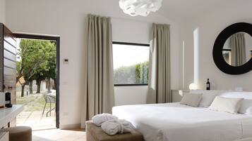 Suite, Accessible, Ground Floor | Egyptian cotton sheets, premium bedding, minibar, in-room safe