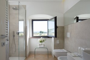 Regadera, amenidades de baño gratuitas, secadora de cabello, batas 