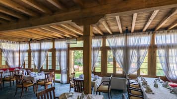 Serviço de café da manhã, local e internacional, vistas para o jardim