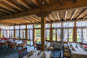 Se sirven desayunos y cocina local e internacional, con vista al jardín 
