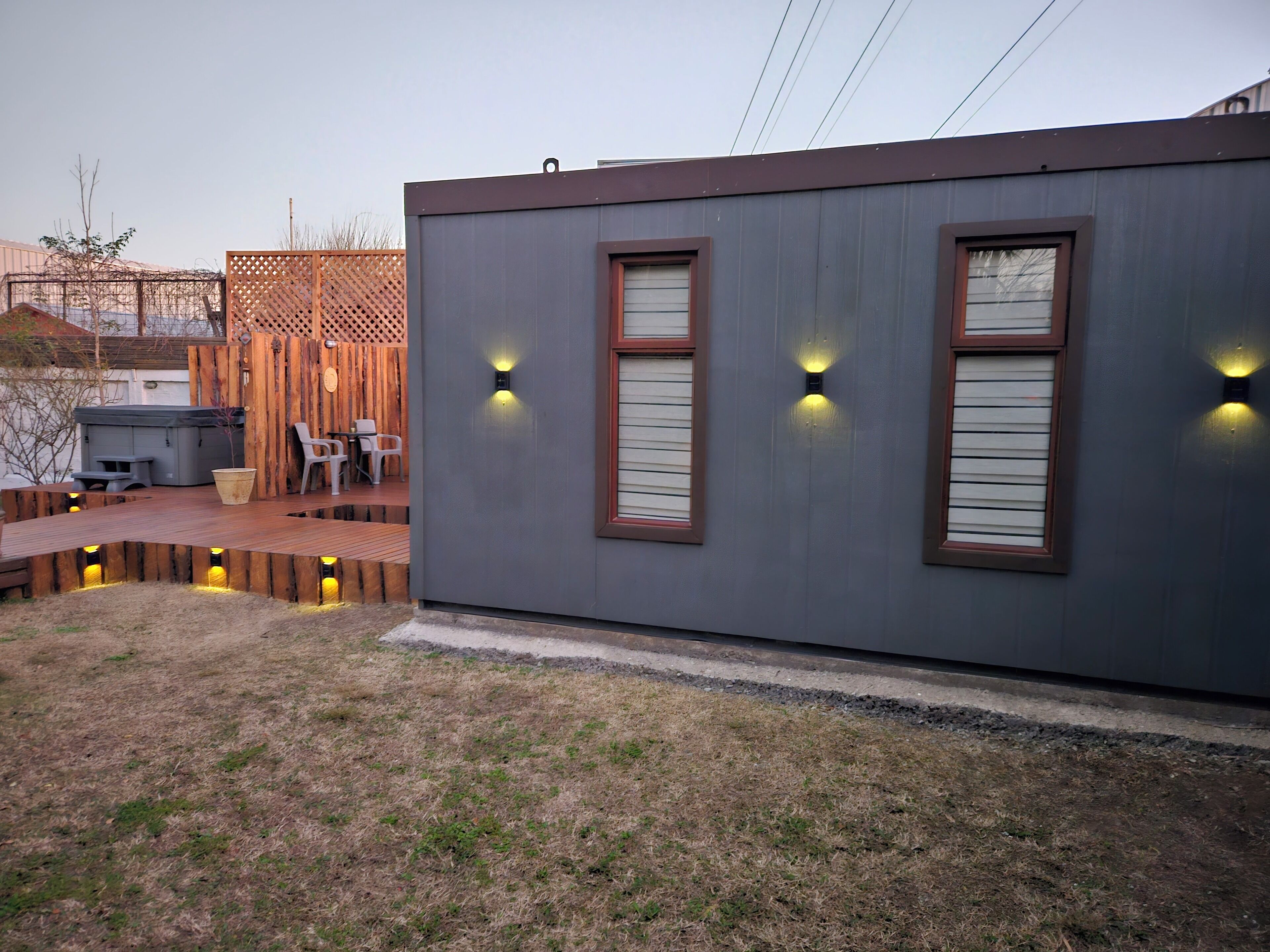 Un edificio moderno con dos ventanas y un espacio de terraza.