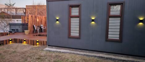 Un edificio moderno con dos ventanas y un espacio de terraza.