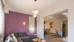 Villa, 6 camere da letto, piscina privata | Area soggiorno | TV a schermo piatto, console per videogiochi, lettore DVD