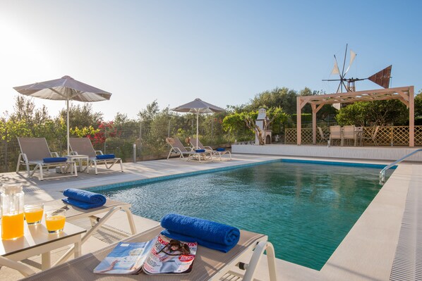 Outdoor pool, pool umbrellas, pool loungers - Villa Kalli (Rethymno)