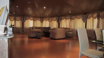 Aamiainen, lounas ja illallinen; paikallinen ja kansainvälinen keittiö