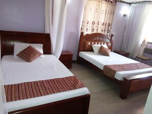 Standard-Dreibettzimmer | Schreibtisch, schallisolierte Zimmer, kostenloses WLAN