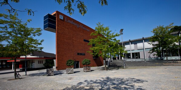 A building with a sign reading "Limburgs Museum". - B&B Johannes-Hoeve (Baarlo)