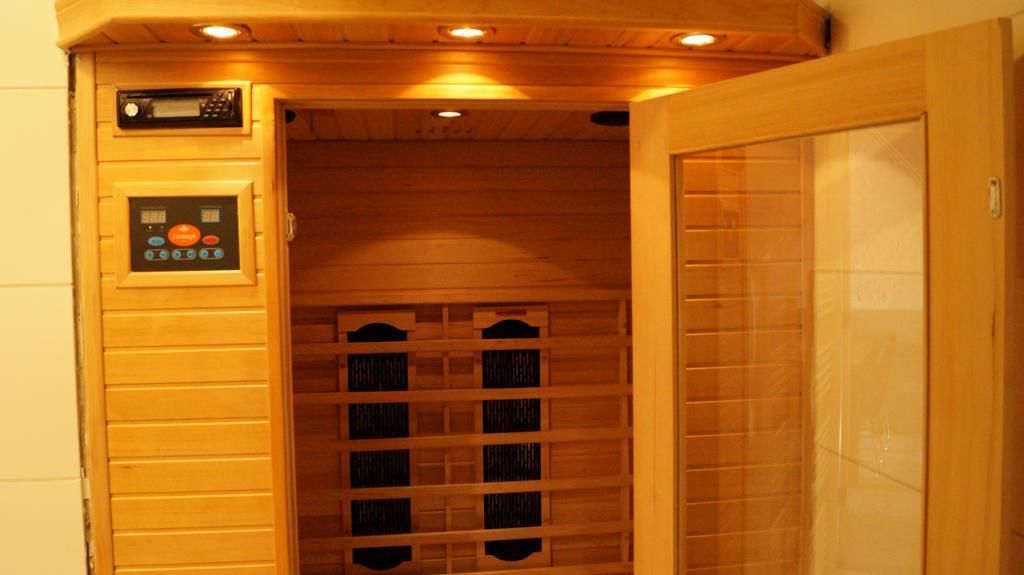 Een sauna met een bedieningspaneel en houten wanden.