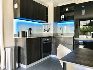 Departamento estándar, 1 cama Queen size | Cocina privada | Refrigerador con congelador, horno y parrilla de estufa 