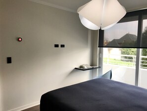 Apartament estàndard, 1 llit de matrimoni | 1 dormitori, escriptori, cortines opaques i planxa i posts de planxar