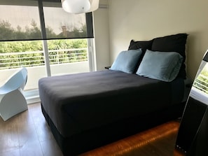 Appartamento Standard, 1 letto queen | 1 camera, una scrivania, tende oscuranti, ferro/asse da stiro