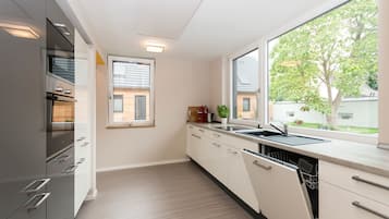 Superior House, 3 Bedrooms | Private kitchen | Fridge, microwave, oven, stovetop
