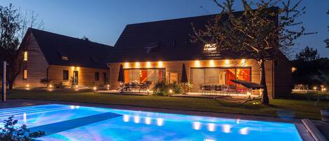 Outdoor pool, pool umbrellas, sun loungers