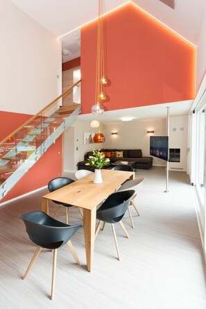 Maison Supérieure, 3 chambres | Coin séjour | Télévision, cheminée, table de tennis de table, station d'accueil MP3