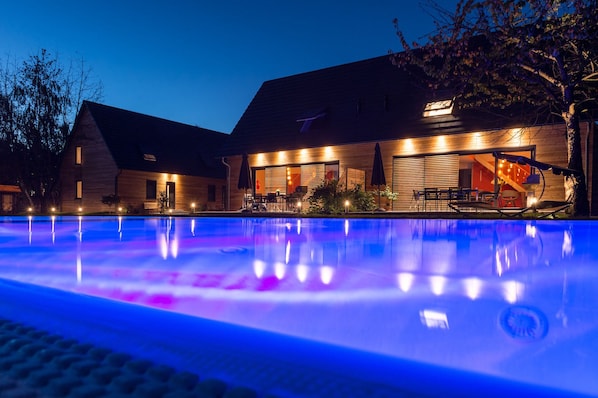 Kolam renang outdoor, dengan payung kolam renang dan kursi berjemur