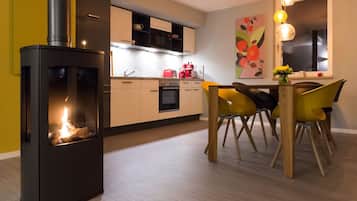 Classic House, 2 Bedrooms, Fireplace | In-room dining