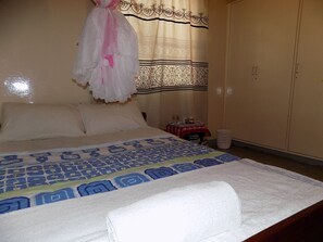 Desk, iron/ironing board, free WiFi - 116-47 Fanaka South Crescent House (Nairobi)