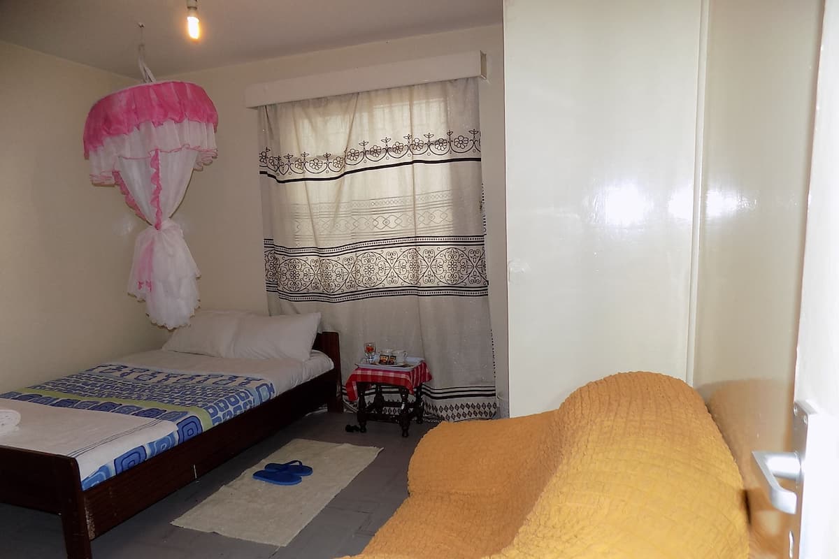 desk, iron/ironing board, free wifi