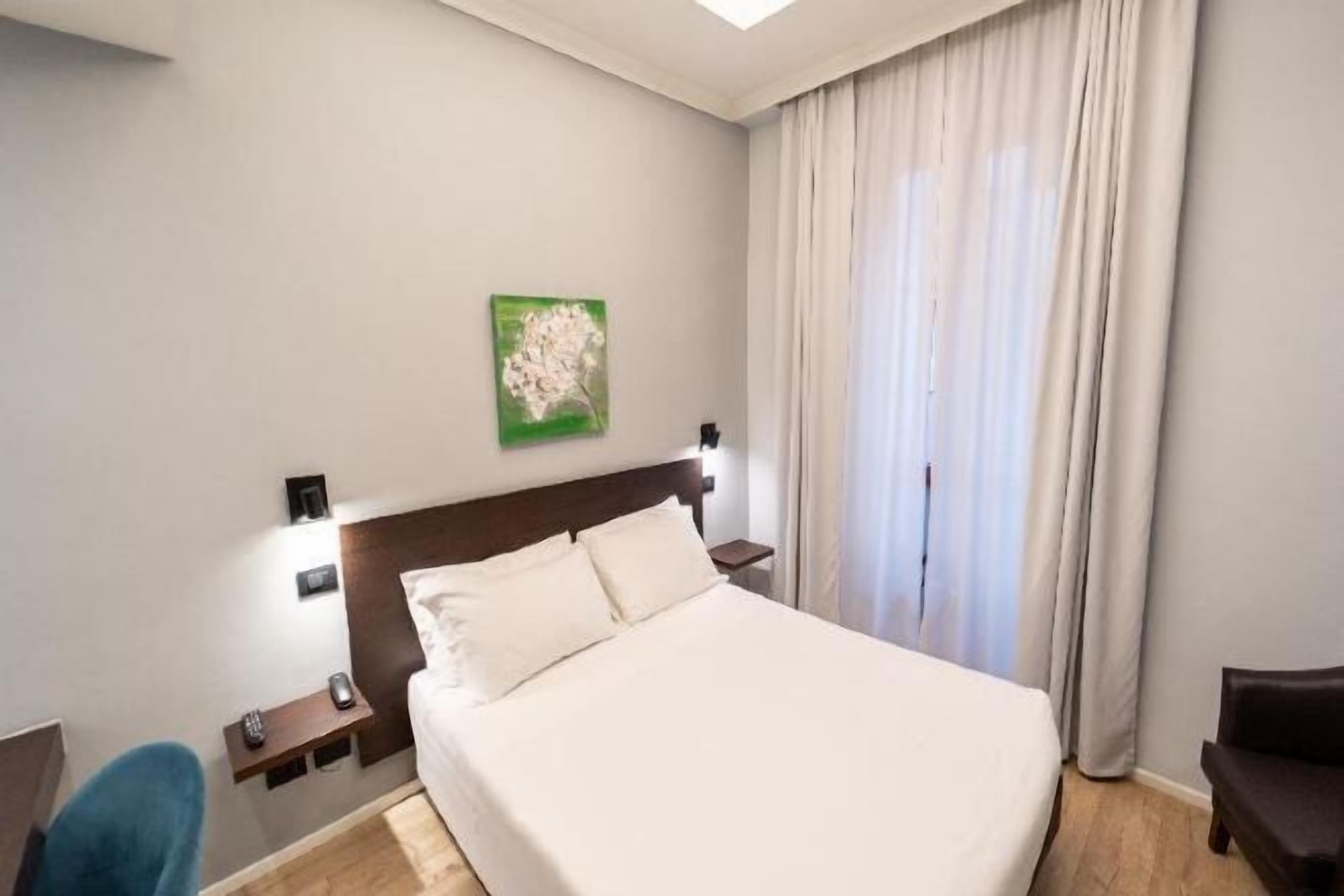 Minibar, caja de seguridad en la habitación y cortinas blackout 