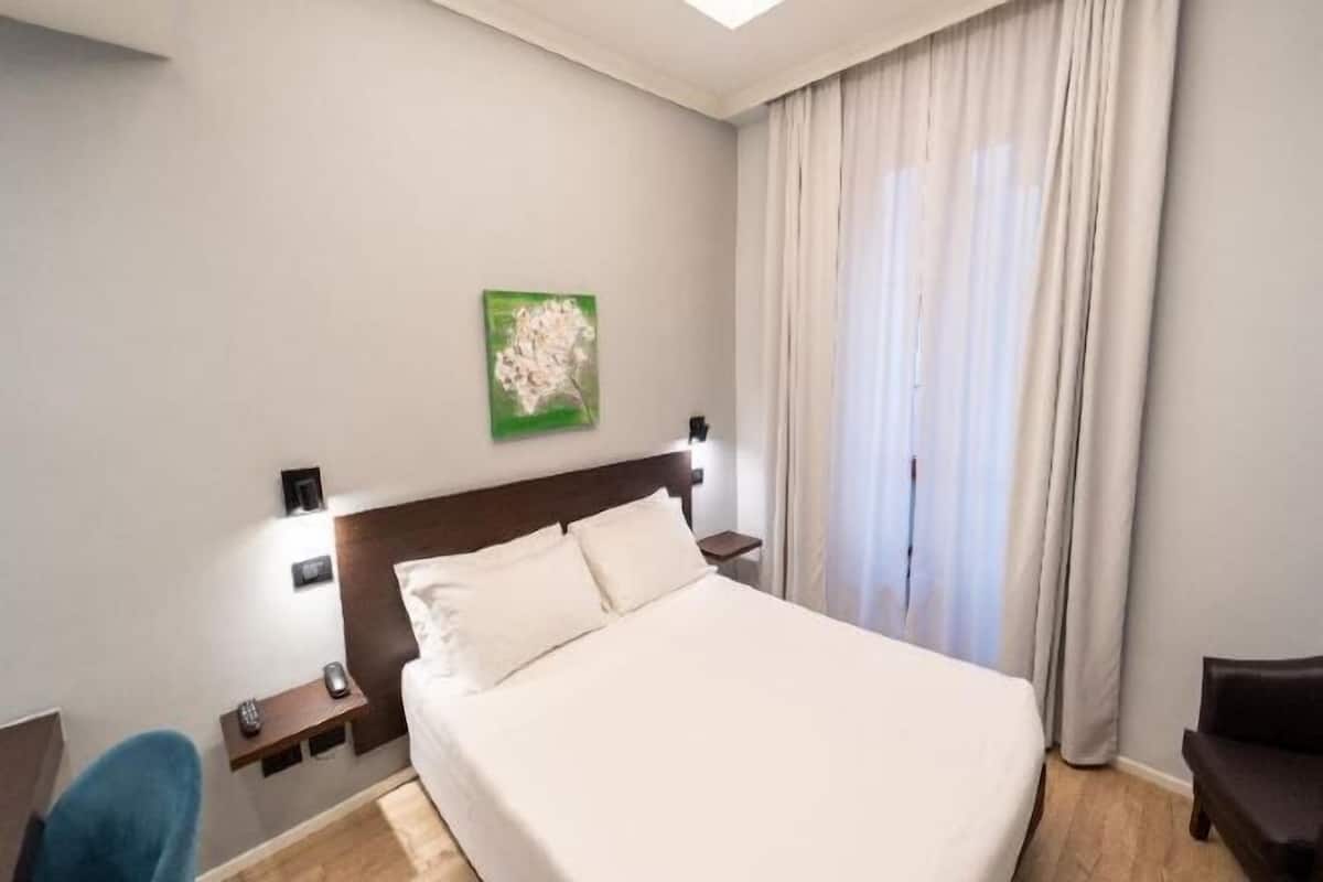 Minibar, caja de seguridad en la habitación y cortinas blackout