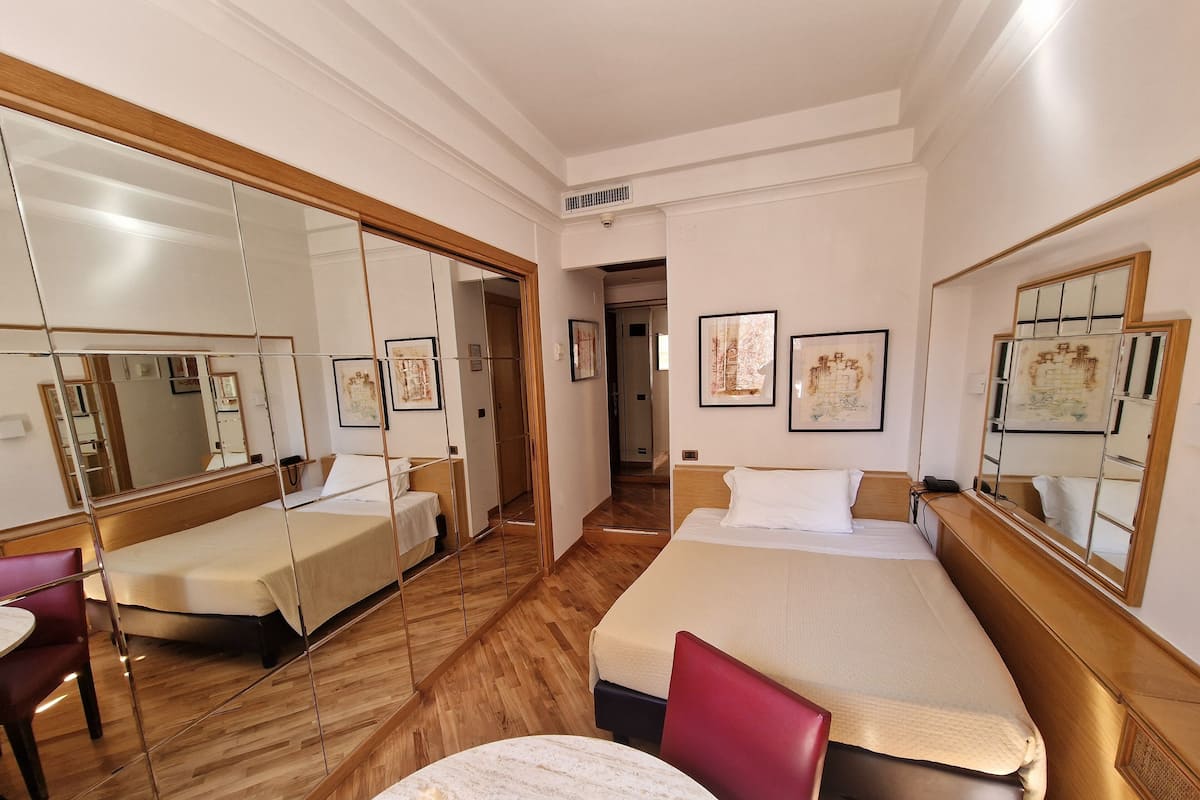 Minibar, caja de seguridad en la habitación y cortinas blackout